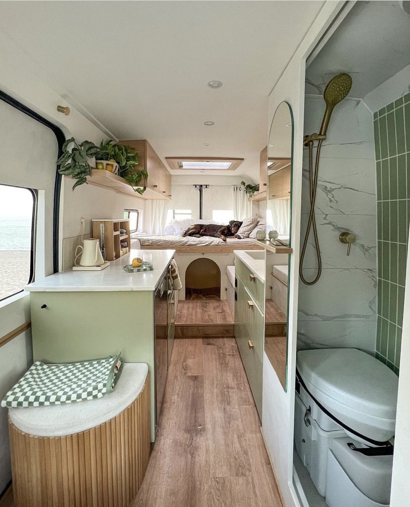 Cuisine verte et salle d'eau intégrée dans un van aménagé