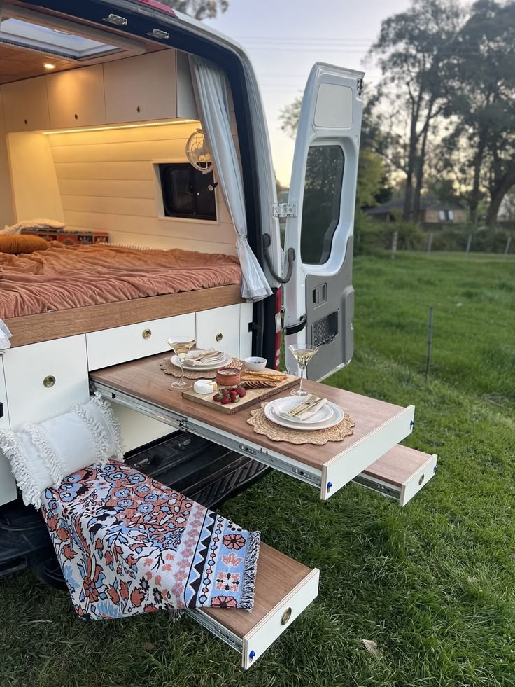 Table pliante extérieure dressée pour un dîner à l'arrière du van